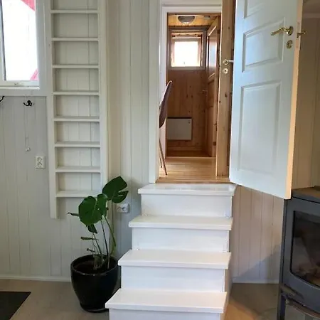 The Little Red Lofoten * Urda