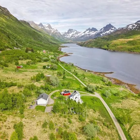 The Little Red Lofoten * Urda